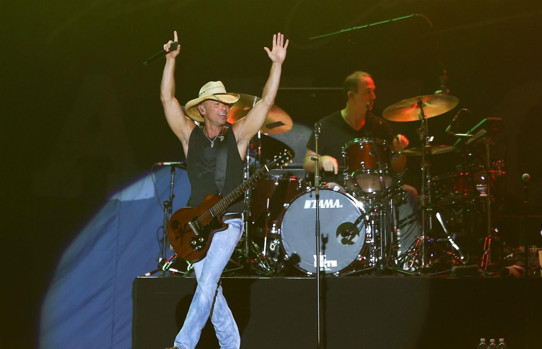26 joint) Kenny Chesney